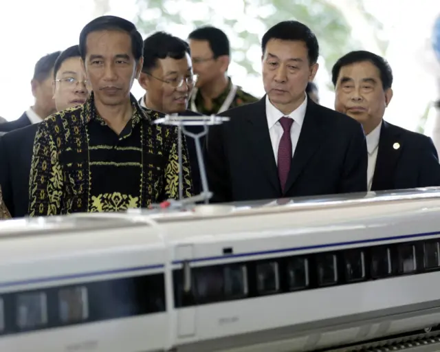 印尼总统佐科（左）与中国国务委员王勇（右）在动土礼上检视列车模型（21/1/2016）