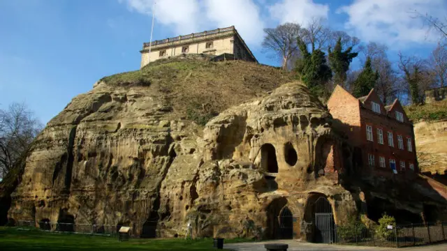 诺丁汉城堡的岩石下遍布洞穴。(图片来源:Visit England)