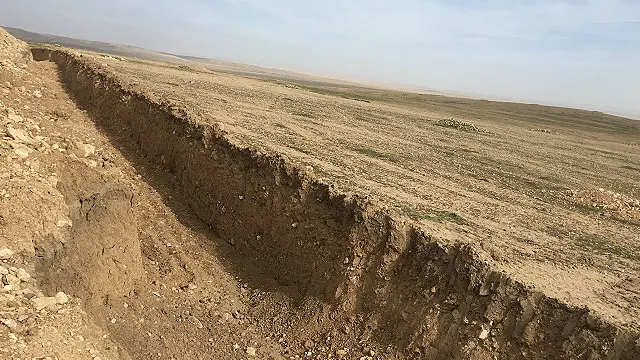 الهدف من الخندق هو الحماية من هجمات تنظيم الدولة، بحسب الأكراد
