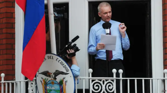 ජුලියන් අසාන්ජ් එක්වදෝර් තානාපති කාර්යාලයේ ජනේලයෙන් මාධ්ය අමතයි