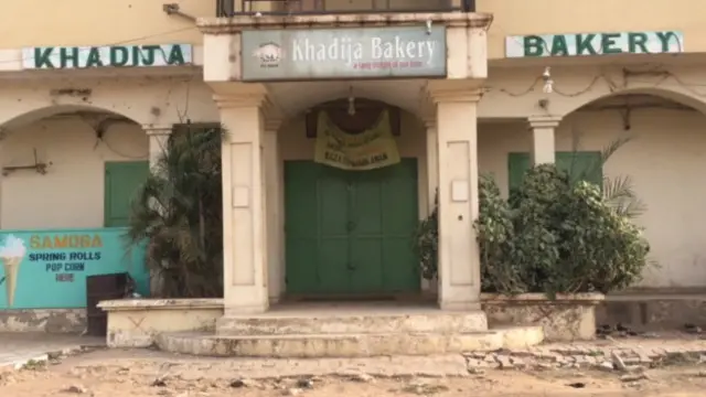 Kofar wani gidan burodi da ya shiga yajin aiki.