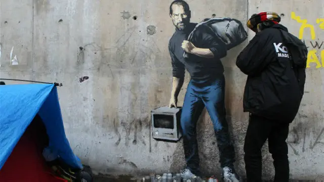 Banksy İngiltere’de Dismaland tema parkındaki sergisinde kullandığı malzemeleri Fransa’nın Calais kentindeki mültecilere bağışladı. 