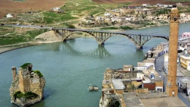 Əl-Rizk məscidinin minarəsi Fərat çayının sahilində yerləşir. 