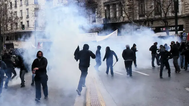 部分蒙面示威者在国会与市中心与警方冲突,防暴警察施放催泪弹及震撼弹控制场面。