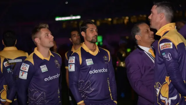 کوئٹہ گلیڈی ایٹرز کی ٹیم میں سرفراز احمد، کیون پیٹرسن، لوک رائٹ، انور علی اور عمر گل بھی شامل ہیں