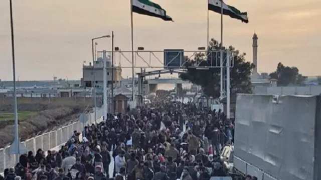 Минглаб қочқинлар Туркия чегараларига қараб бормоқдалар.