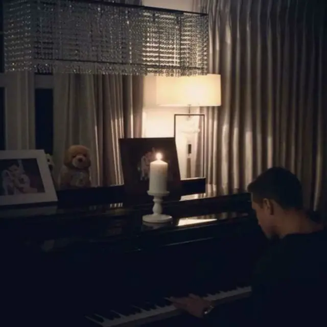 alexis_sanchez_piano