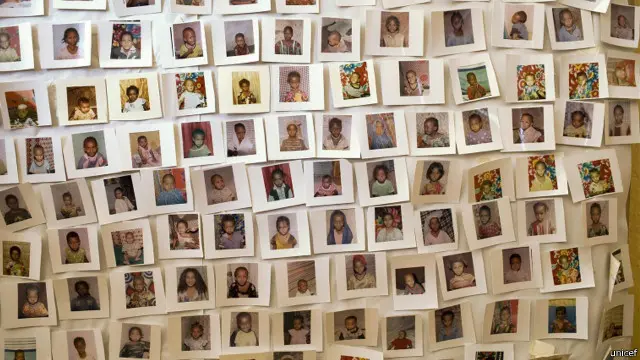 Foto potret diri anak-anak di Etiopia (2009) yang disunat.