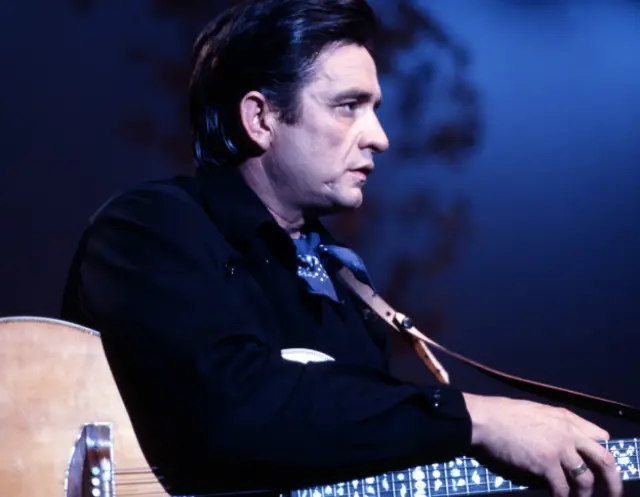 Джонни Кэш почти всегда был одет в одежду темных цветов