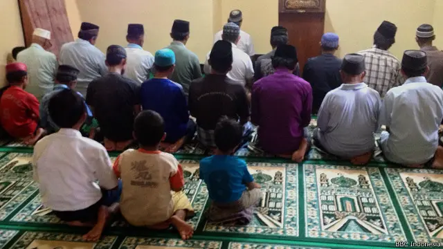 Jemaah Ahmadiyah di lokasi pengungsian di pinggiran kota Mataram, NTB, melakukan kegiatan sholat berjamaah.