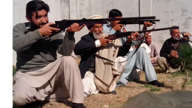 چوکیداروں کو پولیس کی جانب سے اسلحہ چلانے کی تین روزہ تربیت دی گئی ہے لیکن اس کے ساتھ ہی چوبیس گھنٹے ڈیوٹیاں دینے کا حکم نامہ بھی تھما دیاگیا ہے