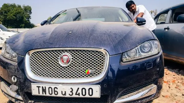 سنہ 2015 کی یہ جیگوار نیلامی میں صرف 17 لاکھ روپے میں فروخت ہوئی ہے