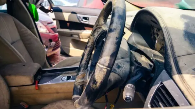 گاڑیوں کے اندرونی حصے میں کائی لگی ہے اور وہ خراب ہو چکے ہیں