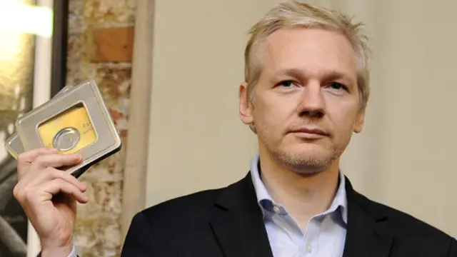 آسانژ اتهامات علیه خود در سوئد را تکذیب کرده و ناشی از تحریکات آمریکائیان دانسته است