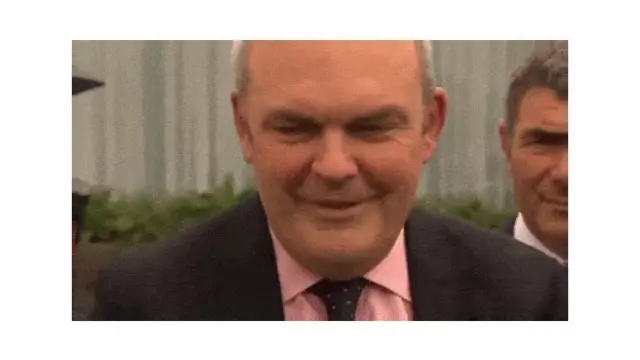 Steven Joyce sesaat sebelum terkena lemparan mainan seks.