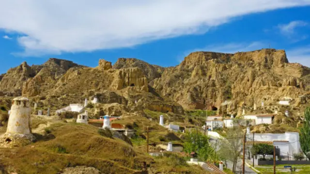 身處西班牙瓜迪克斯的岩屋之間。(圖片來源:myLoupe/Universal Images Group/Getty)