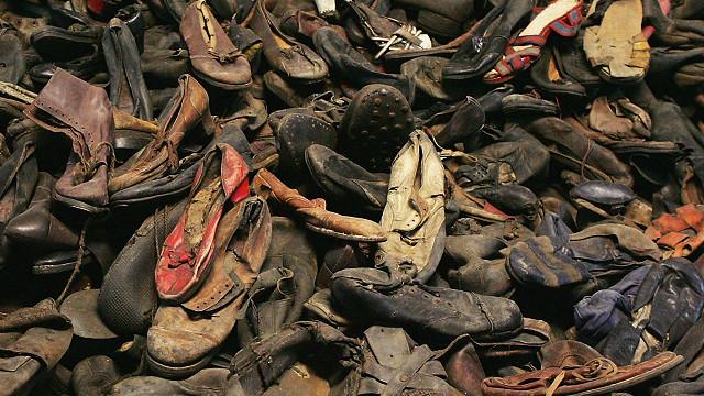 Los zapatos amontonados de las víctimas en el campo de concentración de Auschwitz se han convertido en un símbolo.