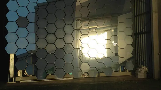 Печь использует солнечный свет, чтобы создавать температуру до 2500 градусов Цельсия