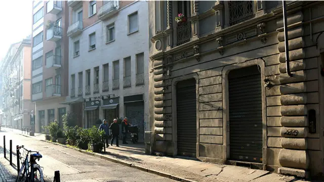 Двери туринского бара "Таманго" в течение дня плотно закрыты железными жалюзи