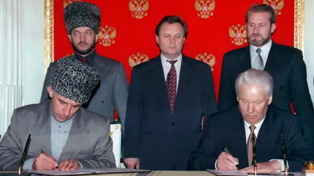 Аслан Масхадов и Борис Ельцин подписывает договор о мире
