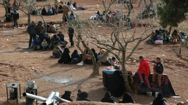 يتجمع لاجئون أيضا في بلدة عزاز