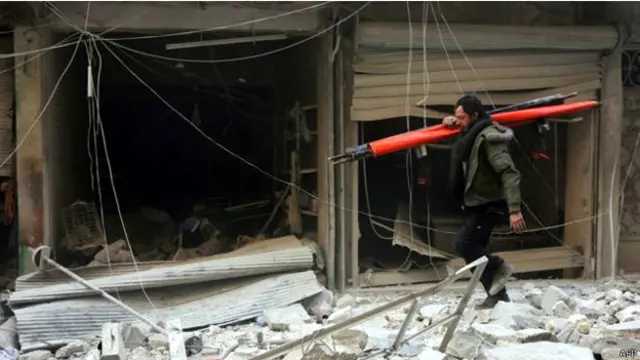 تتهم القوى الغربية روسيا باستهداف معارضي الحكومة السورية، فيما تصر موسكو على انها انما تستهدف ارهابيين