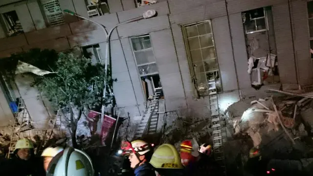 台南市永康區永大路一棟大樓6日凌晨在地震後倒
塌，消防局動員大量人車前往救援。