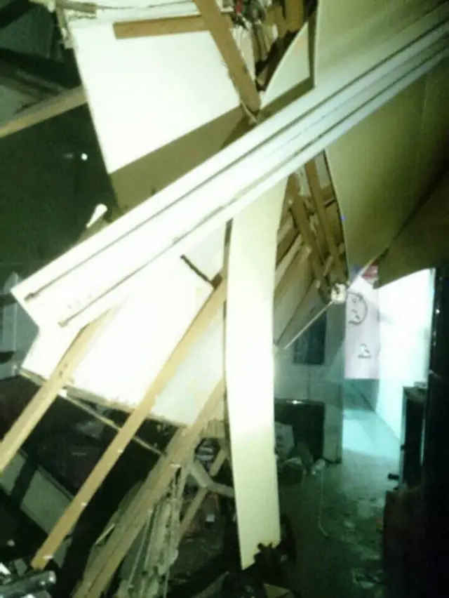 高雄市美濃區6日清晨3時57分發生規模6.4地震，嘉義
市友孝路一戶民宅天花板坍塌。
