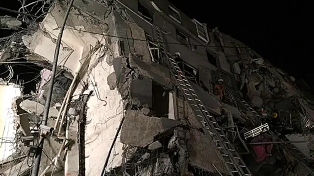 台南市永康區永大路二段樓高16層的維冠大樓倒塌，內有逾150戶住戶，消防人員在現場全力搶救，已有人被救出送醫。