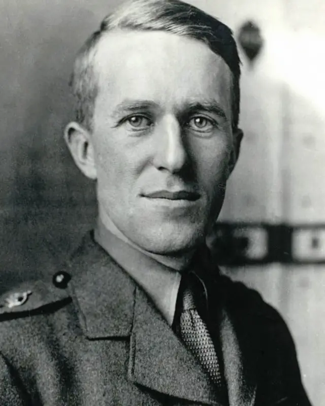 الضابط توماس أدوارد لورانس المشهور باسم لورانس العرب