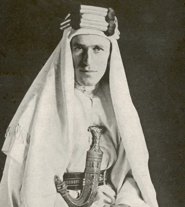 صورة شهيرة للورانس العرب بالملابس العربية التقليدية