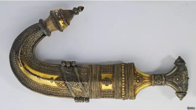 الخنجر الشهير للورانس العرب الذي كان يرتديه مع ملابسه العربية