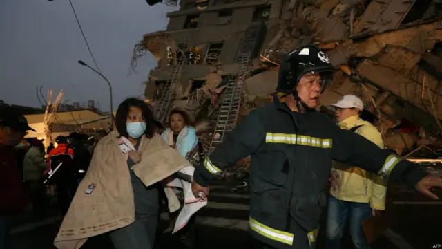 تائیوان کے سرکاری خبررساں ادارے کا کہنا ہے کہ ایک رہائشی عمارت میں کم از کم 23 افراد زخمی ہوئے ہیں جہاں قیاس ہے کہ 200 کے قریب افراد قیام پذیر تھے۔