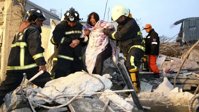 Kantor berita resmi Taiwan menyebutkan setidaknya 23 orang mengalami cedera di dalam salah satu rumah susun.