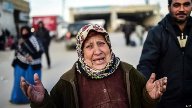 يتجمع اللاجئون السوريون عند معبر باب السلام الحدودي آملين بالسماح لهم بالعبور الى تركيا