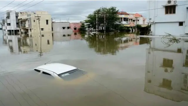 Las inundaciones en Chennai destruyeron miles de autos.