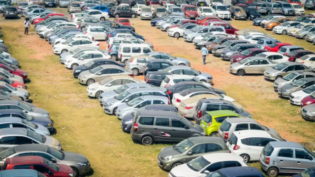 Miles de autos dañados yacen a la espera de compradores.