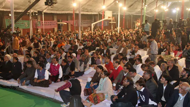 جاڑے کی خنک شام شامیانے کے نیچے بڑی تعداد میں سامعین مشاعرے سے لطف اندوز ہوتے رہے