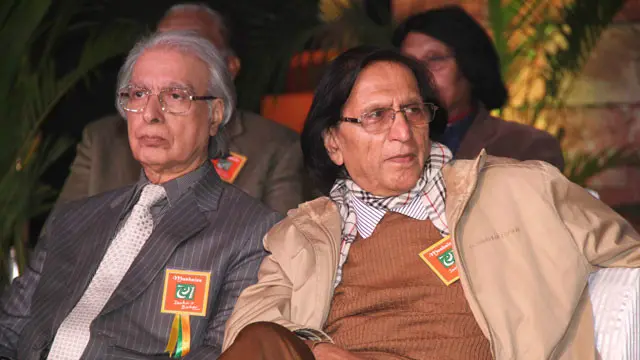 یہاں بھارت کے شاعر وسیم بریلوی اور پاکستان کے شاعر پیرزادہ قاسم کو ایک ساتھ دیکھا جا سکتا ہے