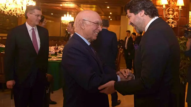  سرتاج عزیز افغانستان کې سوله د سیمې د ټیکاو او آرامۍ لپاره مهمه وبلله. 