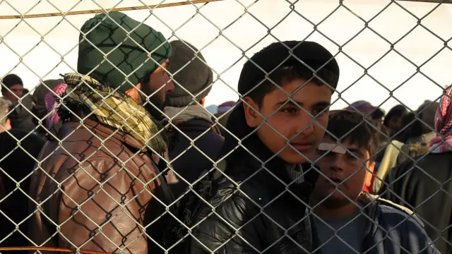 قضى نحو 20 ألف من النازحين السوريين الليل على الحدود مع تركيا.