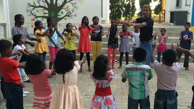 وہ بچوں میں بے حد مقبول ہیں اور اپنا زیادہ تر وقت ان کے ساتھ گزارتے ہیں