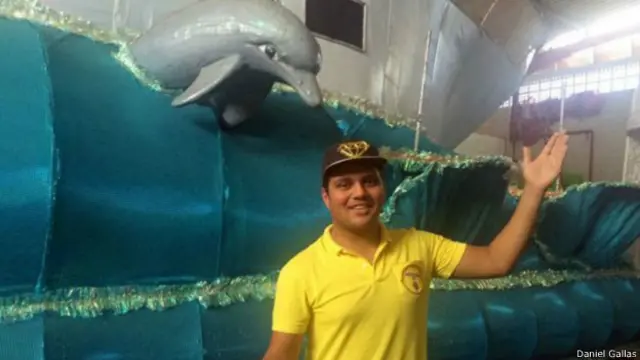 "El año pasado tuve a 40 personas trabajando aquí, siete de ellas solo en los disfraces", le contó en artista de carnaval Rodrigo Moura, de Cabo Frio, al corresponsal de BBC Brasil Daniel Gallas. 