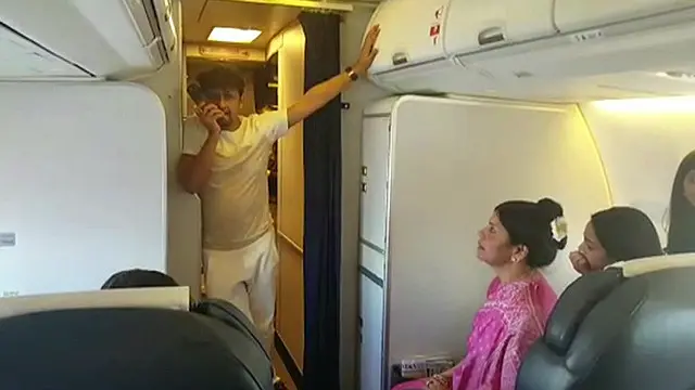 د سونو نیګم په ګډون یو شمېر خلکو پر دې پرېکړې نیوکه کړې یو شمېر نور بیا وايي چې دغه کار کولای شول چې الوتنه له خطر سره مخامخ کړي