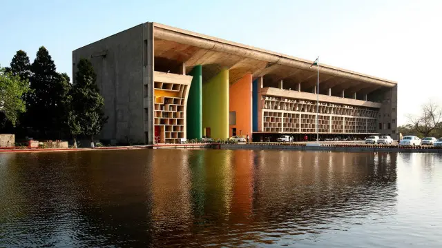 Tòa Tối cao ở Chandigarh với cổng vào gồm những cột tháp nhiều màu sáng tạo sự tương phản với những khối bê tông để thô của tòa nhà (Hình: Dinodia Photos /Alamy Stock Photo)