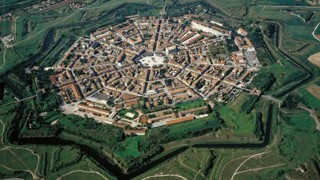 Thành phố Palmanova của Italy được xây theo hình ngôi sao chín cánh với các con phố tỏa ra từ trung tâm (Hình: Universal Images Group/DeAgostini /Alamy Stock Photo)