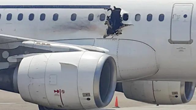 Дыра в фюзеляже самолета