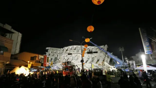 Tim penyelamat mengatakan 29 orang bisa dijangkau, namun lainnya terkubur lebih dalam di reruntuhan apartemen 17 lantai tersebut.