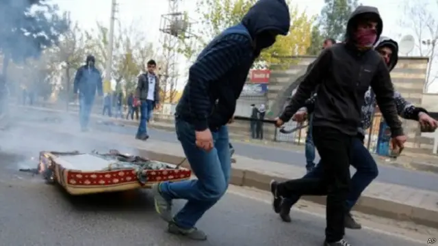 تركيا تشن حملة عسكرية ضد المناطق الكردية داخل أراضيها خوفا من ظهور دولة كردية على حدودها