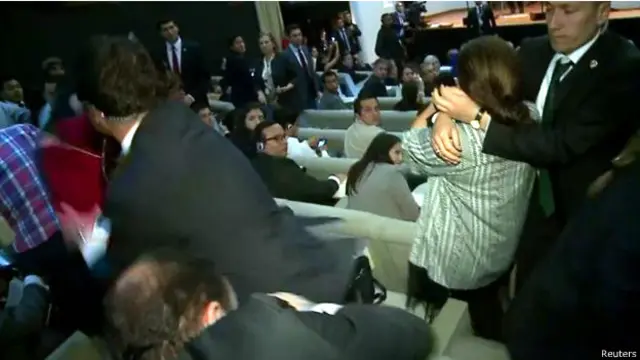 قام الفريق الامني المكلف بحماية الرئيس التركي بسحل النسوة المحتجات الى خارج القاعة